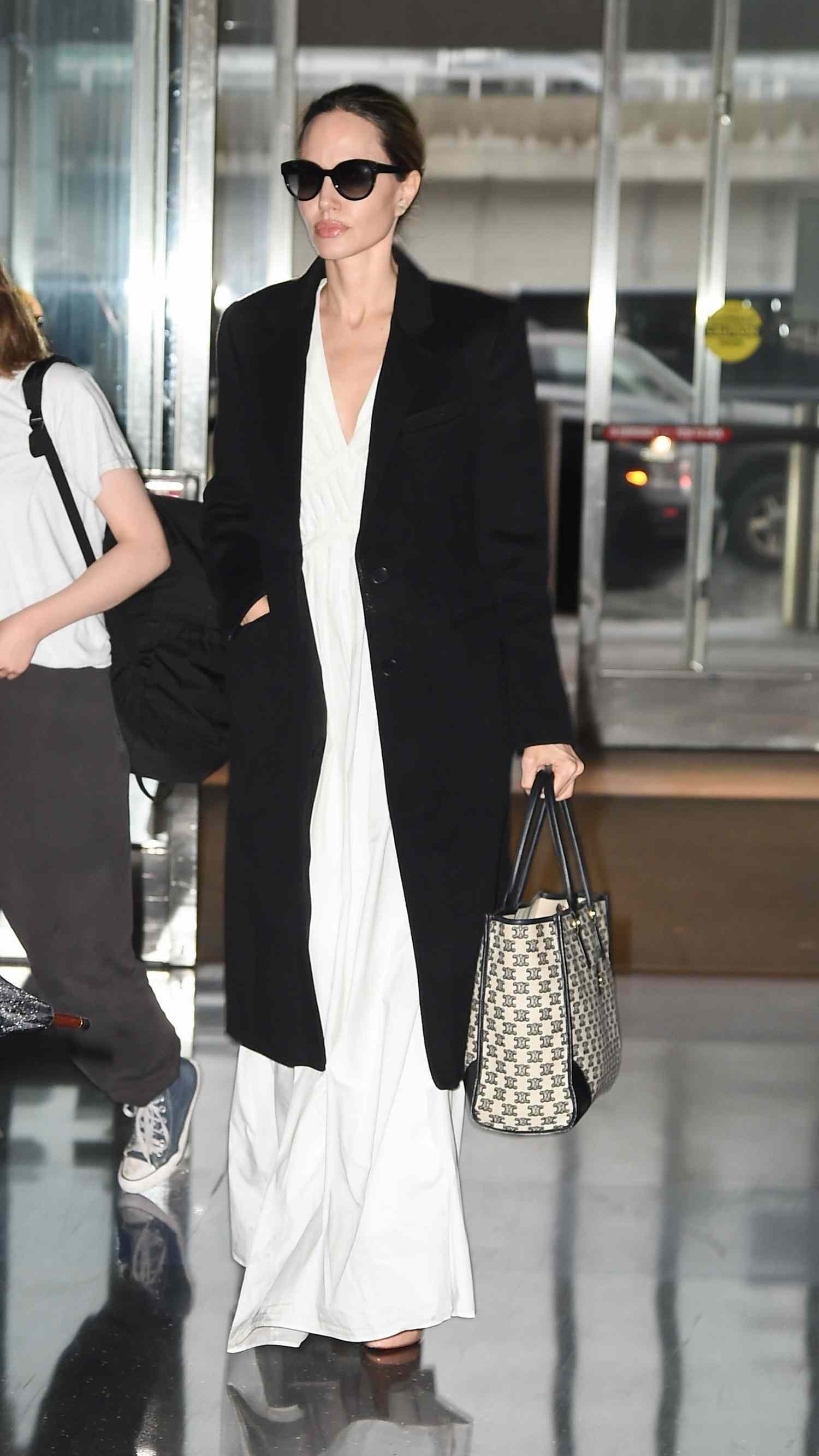 Style &quot;giàu ngầm&quot; của Angelina Jolie: Tinh giản và tinh tế tới từng chi tiết - Ảnh 7.