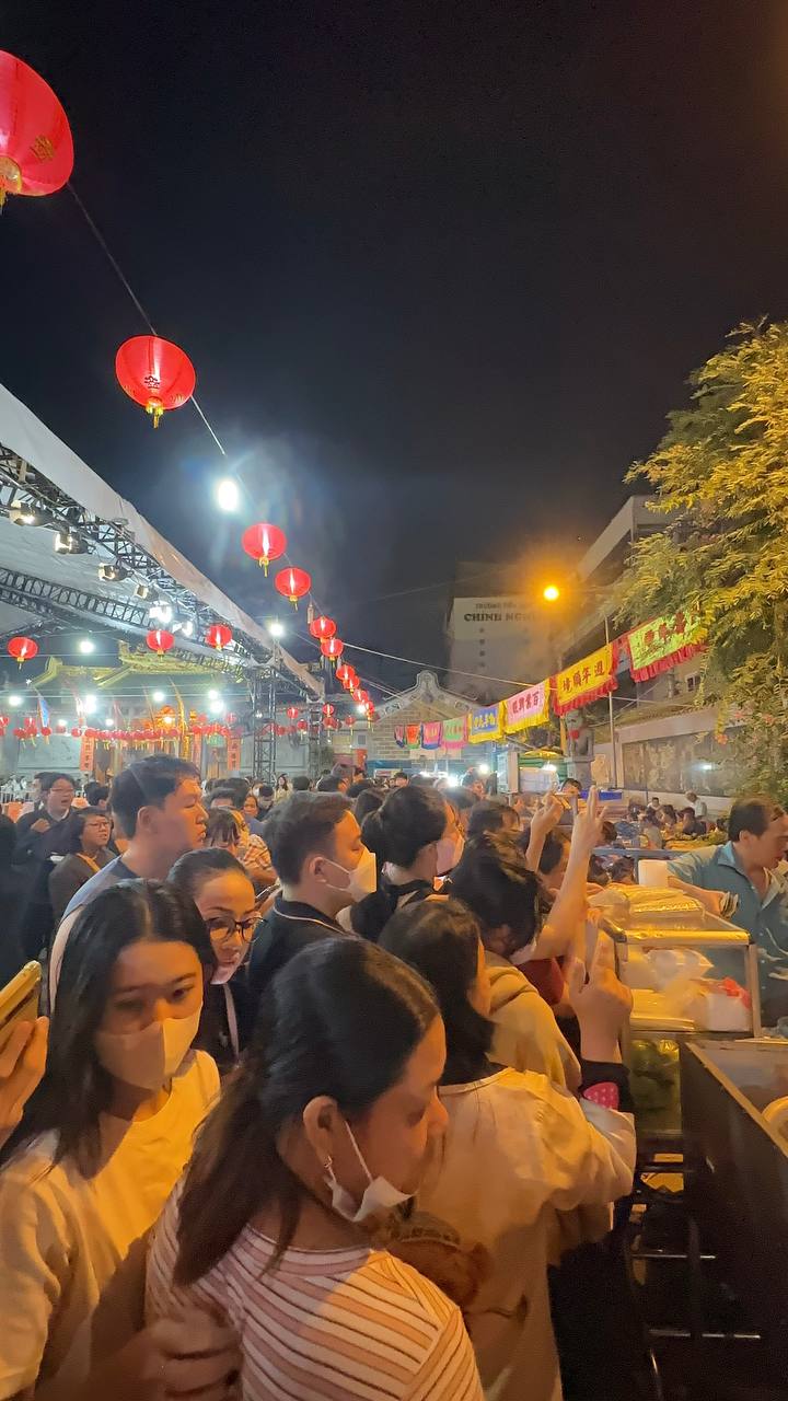 Ngay lúc này, hàng trăm người chen chúc ở 1 địa điểm tại Sài Gòn, tất cả là vì món ăn 1 năm chỉ bán 1 lần - Ảnh 5.