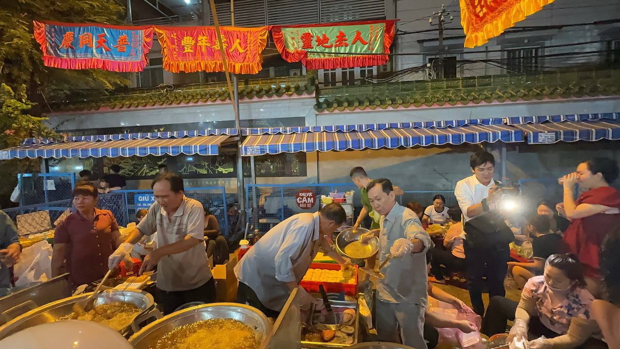 Ngay lúc này, hàng trăm người chen chúc ở 1 địa điểm tại Sài Gòn, tất cả là vì món ăn 1 năm chỉ bán 1 lần - Ảnh 6.