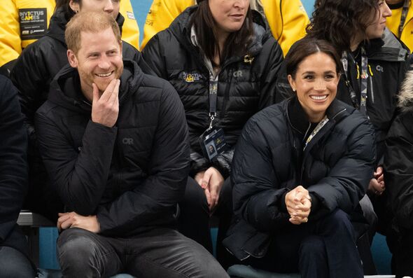 Chuyên gia ngôn ngữ cơ thể tiết lộ sự khác biệt của Harry khi không có Meghan bên cạnh - Ảnh 2.