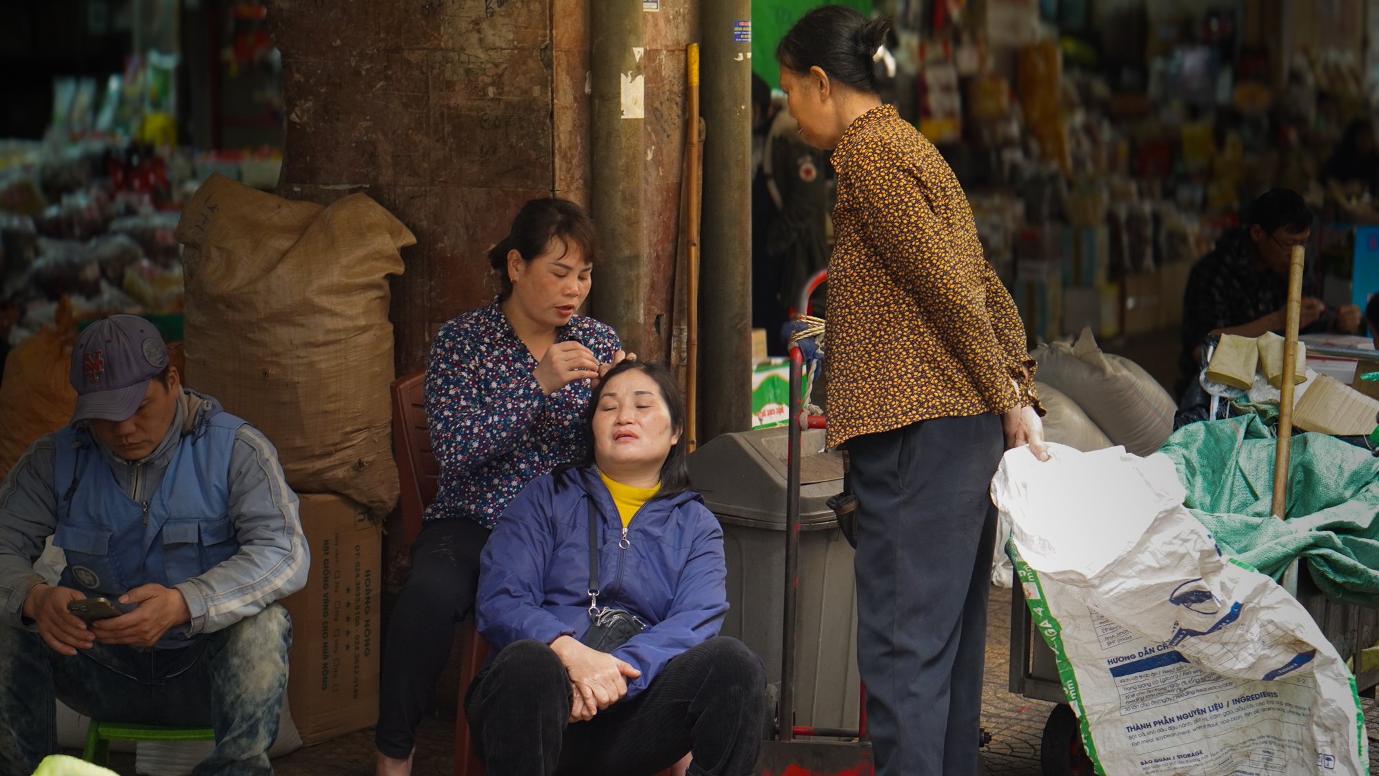 Chợ đầu mối từng là thiên đường bán sỉ, tiểu thương nuôi được cả nhà, cho con đi du học - Nay chỉ còn khách du lịch, người bán &quot;bỏ của chạy lấy người&quot; - Ảnh 6.