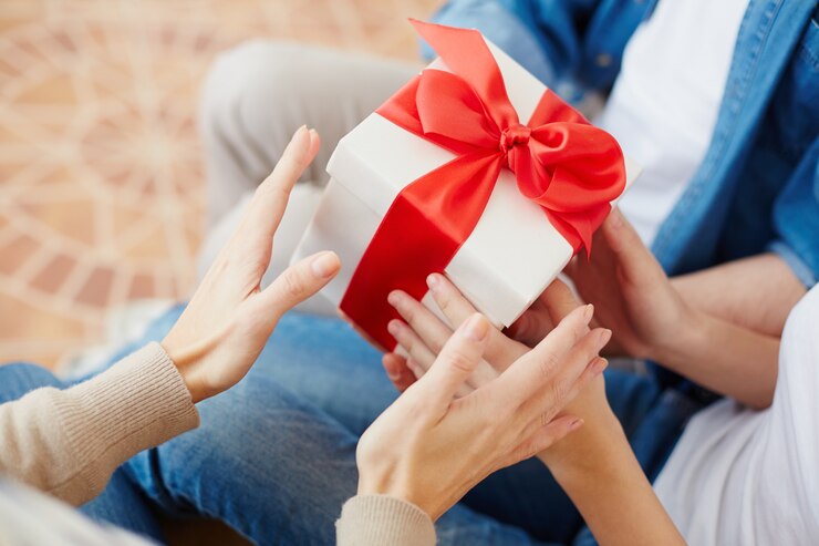 Con trai bác giúp việc tặng món quà sinh nhật, dặn mở ra xem trước khi ngủ, tôi làm theo rồi bàng hoàng: "Cậu bé còn tốt hơn chồng tôi" - Ảnh 1. Con trai bác giúp việc tặng món quà sinh nhật, dặn mở ra xem trước khi ngủ, tôi làm theo rồi bàng hoàng: "Cậu bé còn tốt hơn chồng tôi" - Ảnh 1.