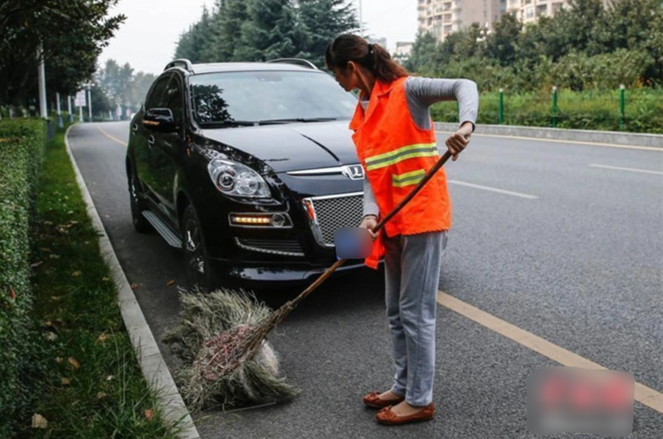 &quot;Từ nhân viên văn phòng trong 4 năm giờ xuống làm công nhân quét rác&quot;: Cô gái 26 tuổi đã trải qua những chuyện gì? - Ảnh 2.