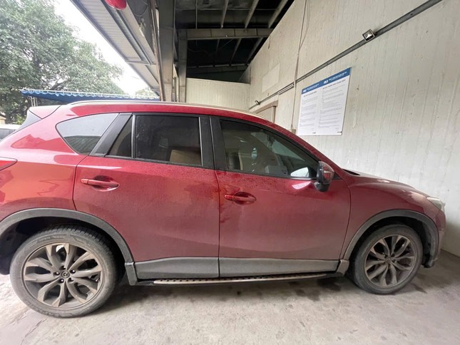 Triệu tập tài xế Mazda CX5 kéo lê xe máy trên đường phố Hà Nội - Ảnh 2.