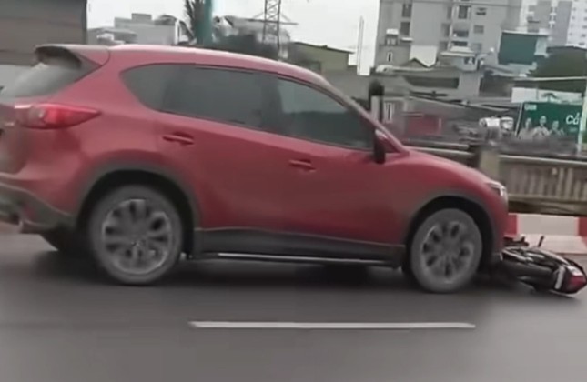 Triệu tập tài xế Mazda CX5 kéo lê xe máy trên đường phố Hà Nội - Ảnh 1.