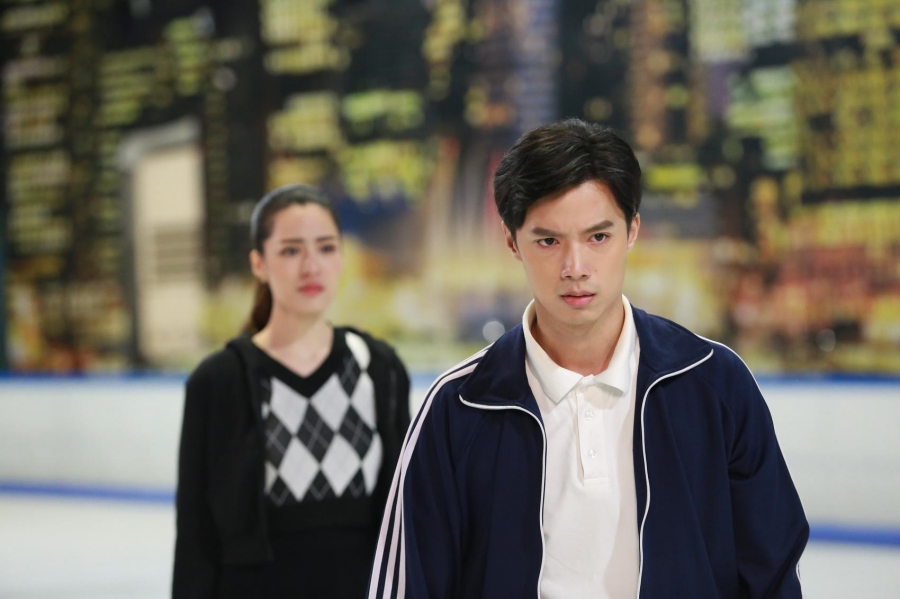 Không thể ngăn cản được vợ đi lễ đầu năm, tôi đành đi theo để rồi chứng kiến dòng người đổ về Tam Cốc mà tôi mất kiểm soát - Ảnh 1.