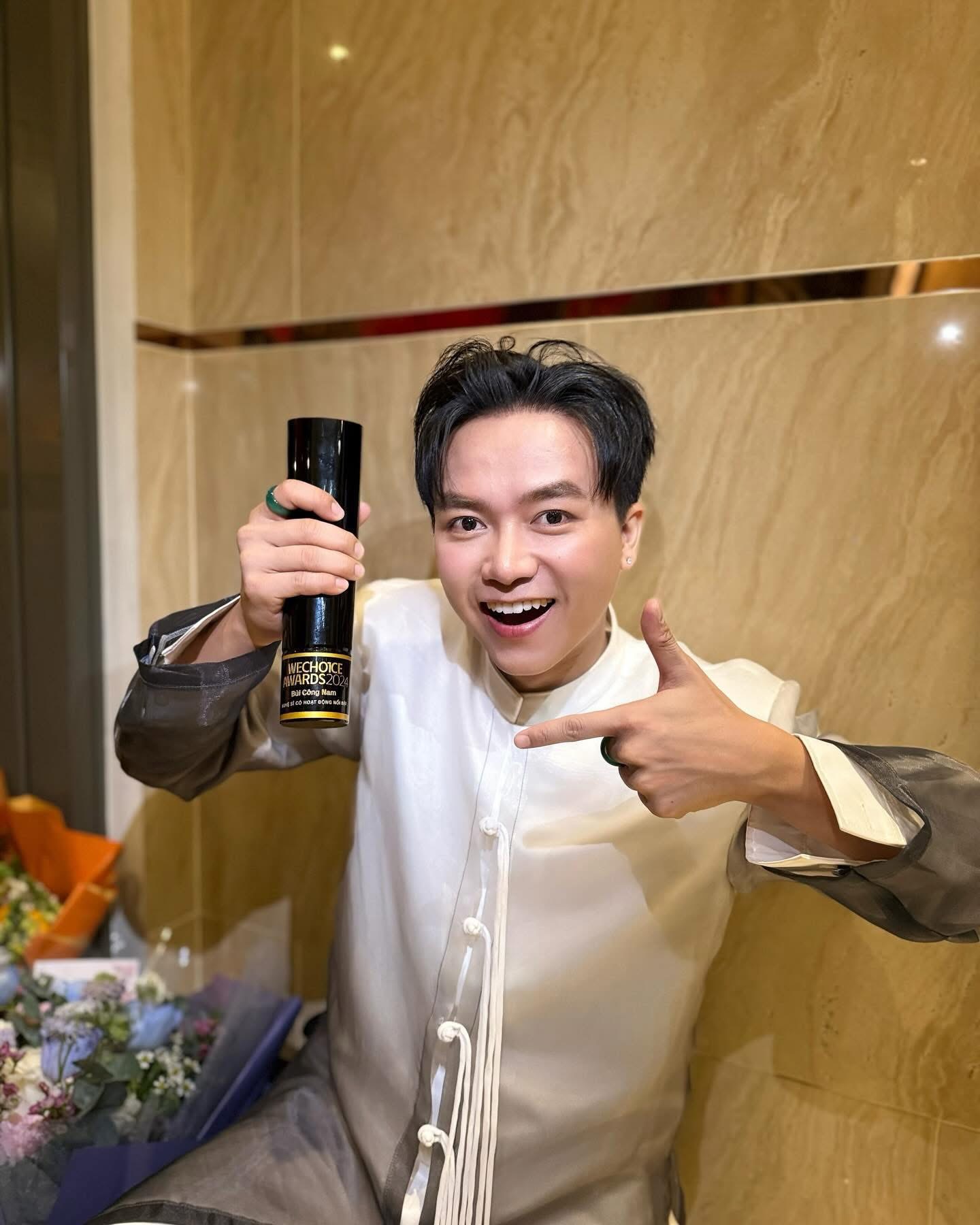 Độc lạ Anh Tài về quê đón Tết mở fanmeeting “của nhà trồng được”, bổ cả dừa cụng ly với fan - Ảnh 4.
