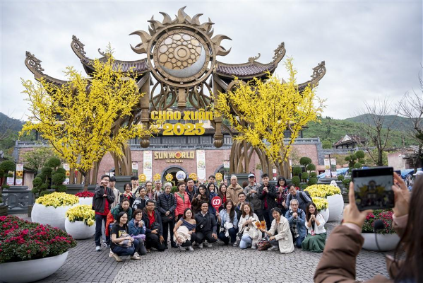 Hàng nghìn du khách đến du xuân tại Sun World Ba Na Hills dịp đầu năm mới 2025 - Ảnh 1. Hàng nghìn du khách đến du xuân tại Sun World Ba Na Hills dịp đầu năm mới 2025 - Ảnh 1.