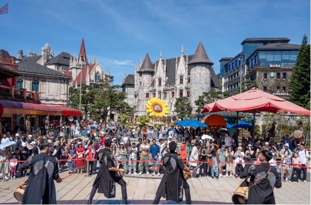 Hàng nghìn du khách đến du xuân tại Sun World Ba Na Hills dịp đầu năm mới 2025 - Ảnh 11. Hàng nghìn du khách đến du xuân tại Sun World Ba Na Hills dịp đầu năm mới 2025 - Ảnh 11.