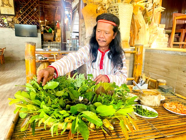 Món gỏi toàn lá 'gây nghiện' ở Kon Tum - Ảnh 3.