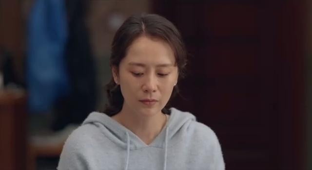 Mùng 1 Tết, nghe tiếng động lạ trong phòng mẹ chồng giữa đêm, cả đời sau tôi không thể quên: &quot;Tại sao mẹ lại...&quot; - Ảnh 1.