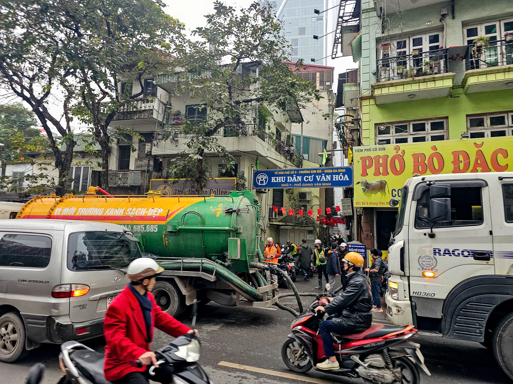 &quot;Suối&quot; bùn đất bất ngờ phun trào giữa khu dân cư nội đô Hà Nội- Ảnh 3.