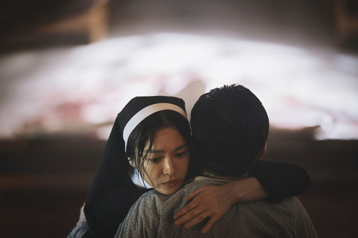 ‘Dark Nuns’: Song Hye Kyo chưa tỏa sáng - Ảnh 4.