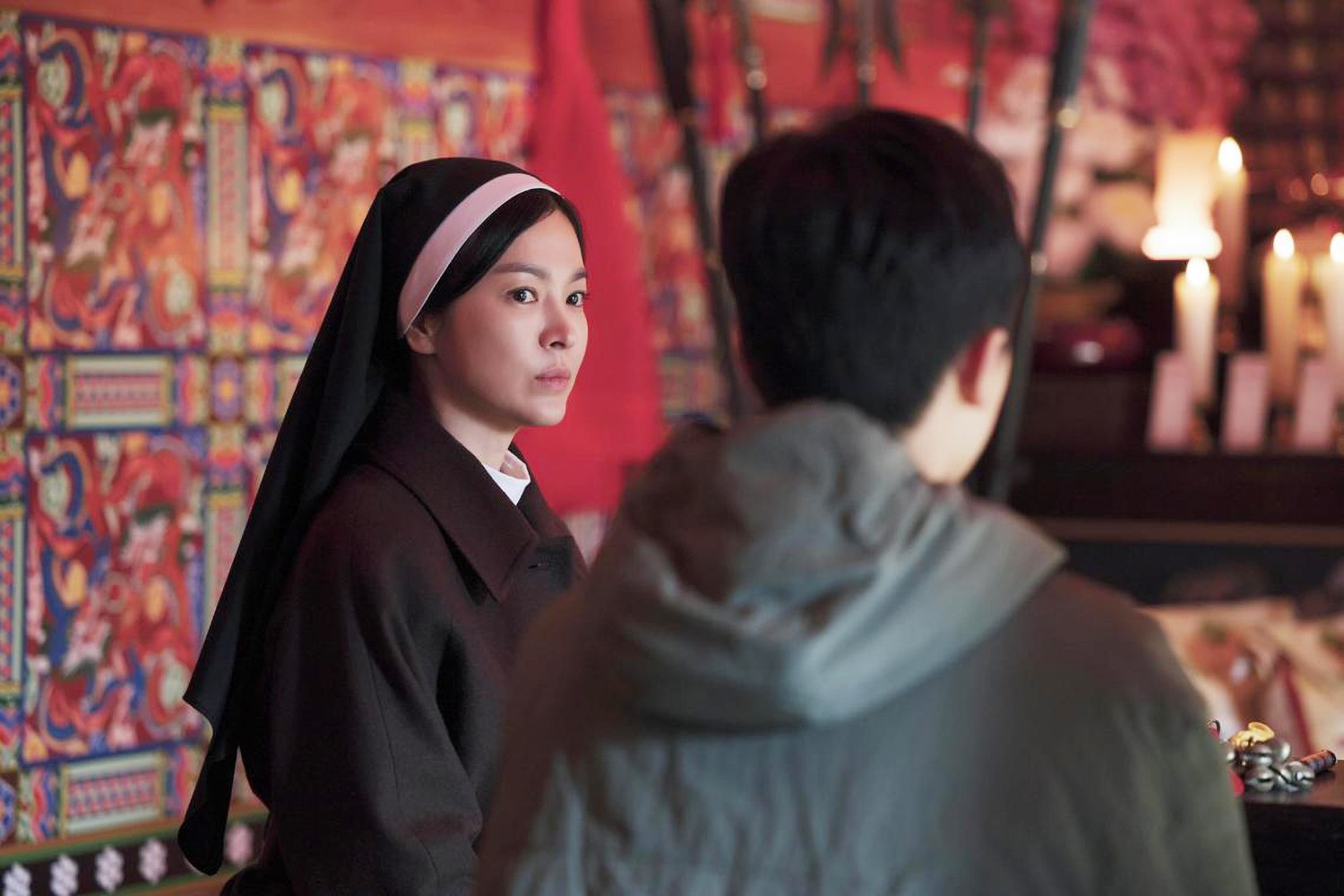 ‘Dark Nuns’: Song Hye Kyo chưa tỏa sáng - Ảnh 3.