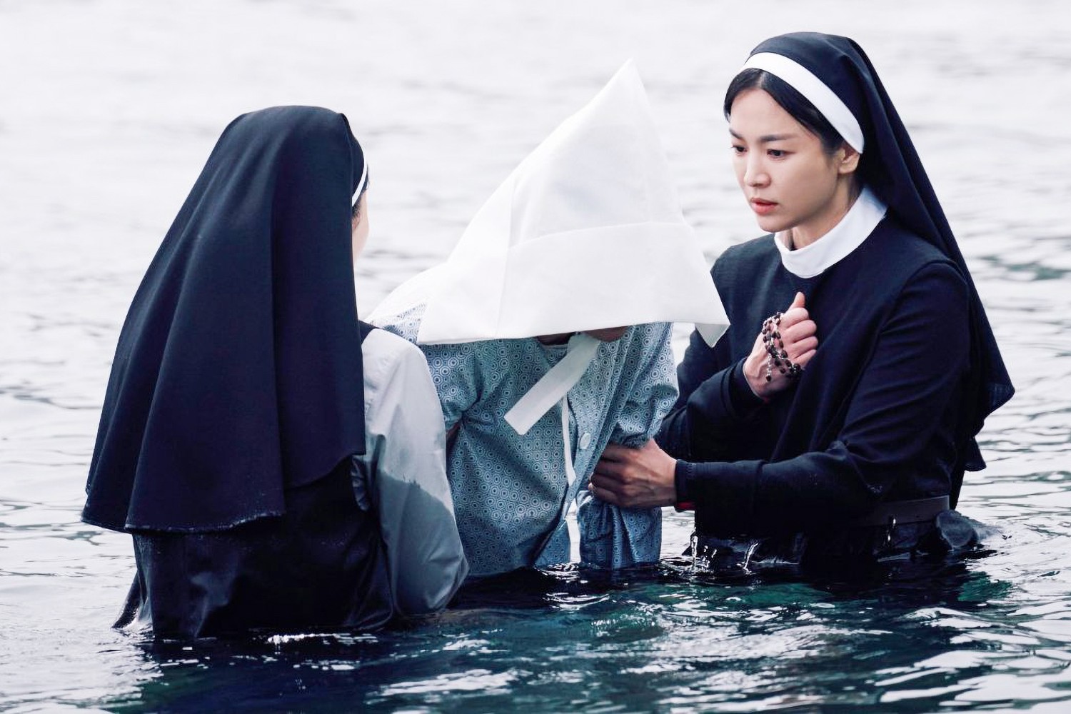 ‘Dark Nuns’: Song Hye Kyo chưa tỏa sáng - Ảnh 1.