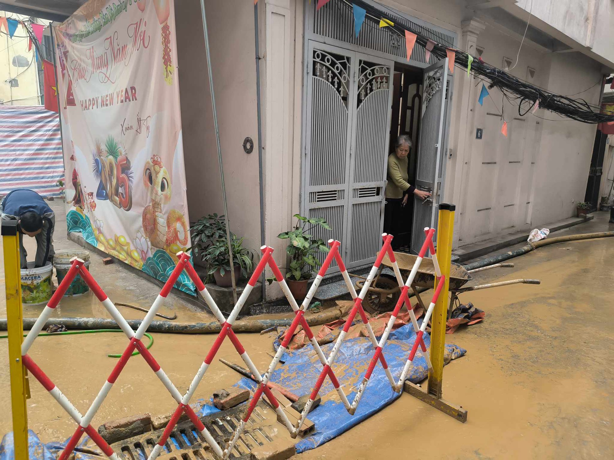 Vụ "suối" bùn đất phun trào giữa khu dân cư: Người dân có được bồi thường?- Ảnh 2. Vụ "suối" bùn đất phun trào giữa khu dân cư: Người dân có được bồi thường?- Ảnh 2.