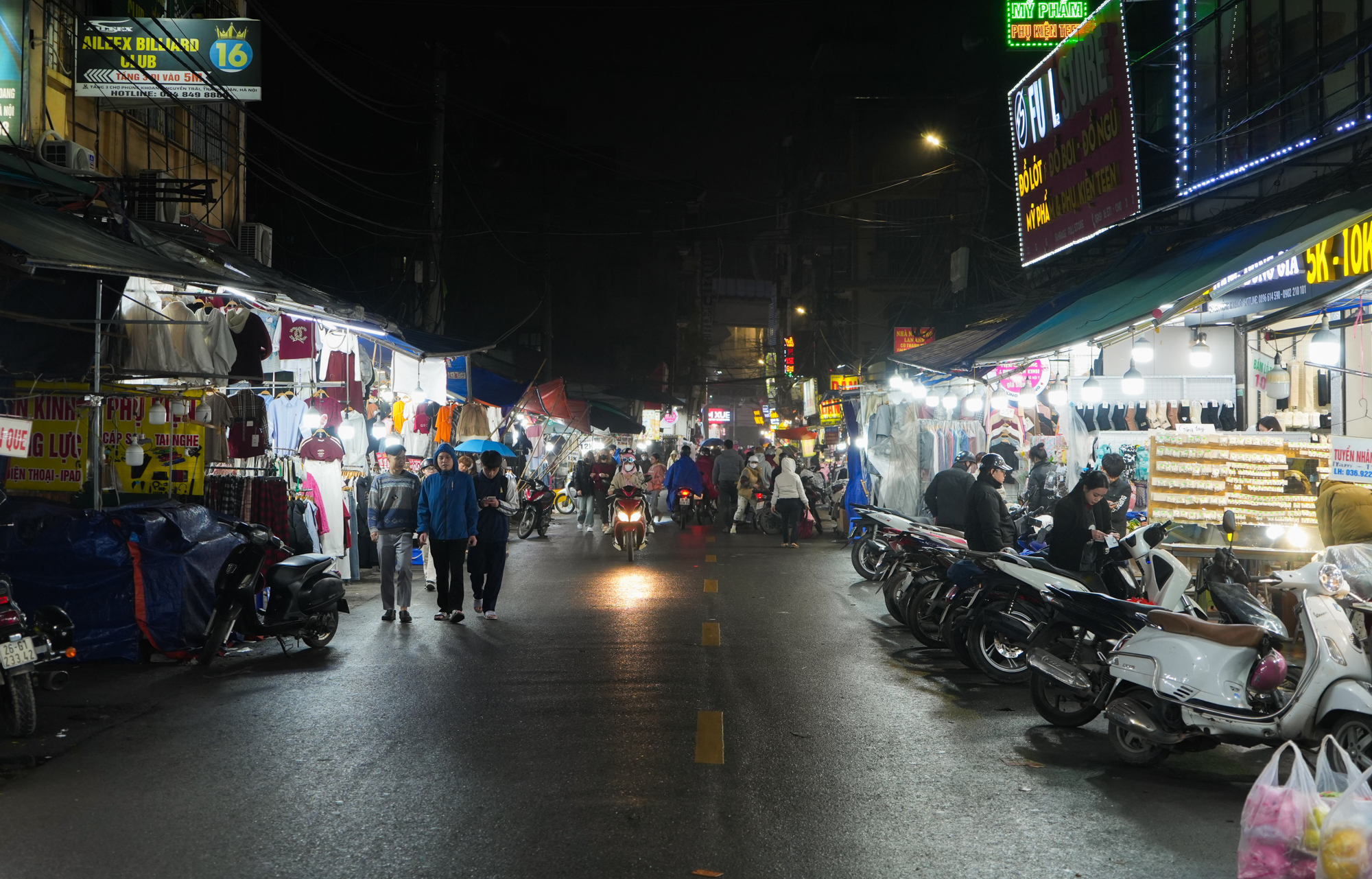 Chợ từng là thiên đường mua sắm của sinh viên thủ đô giờ không thể giữ khách: Chủ sạp 'mở mắt mất tiền triệu', đắt hàng chỉ mỗi Baby Three- Ảnh 7.