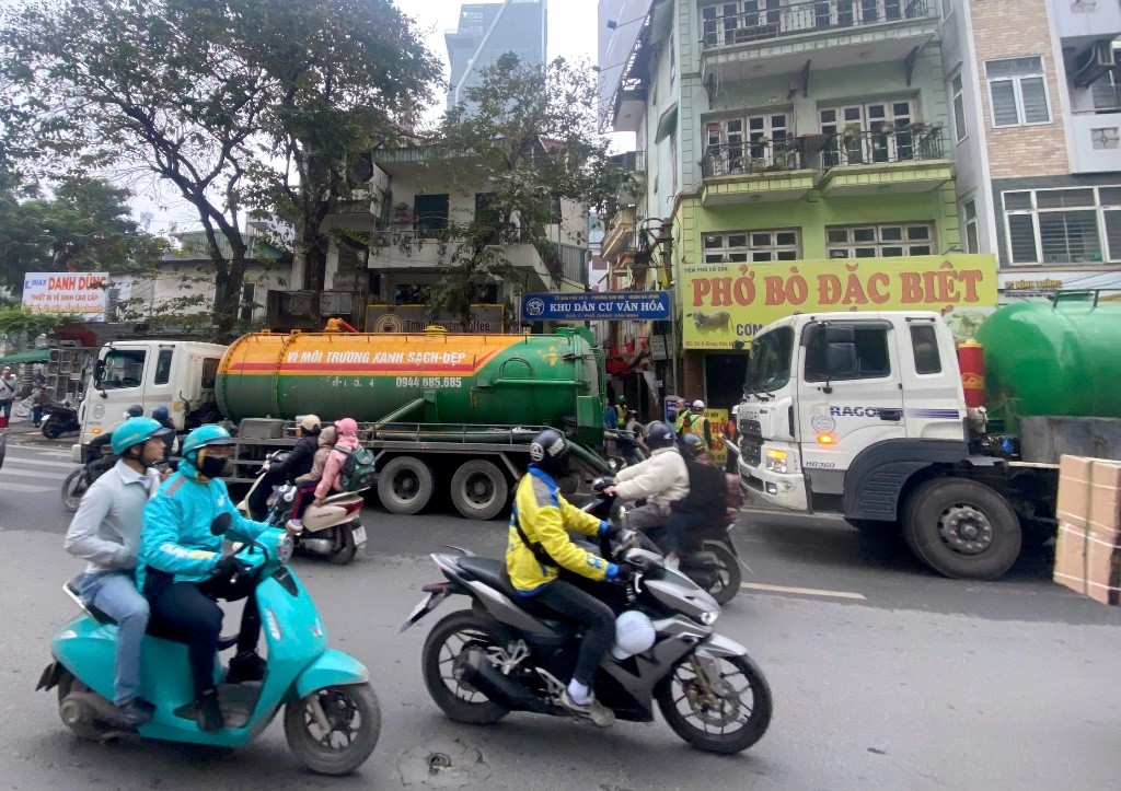 Cận cảnh bùn từ máy đào hầm metro Nhổn - ga Hà Nội phun tràn ngõ phố - Ảnh 7.