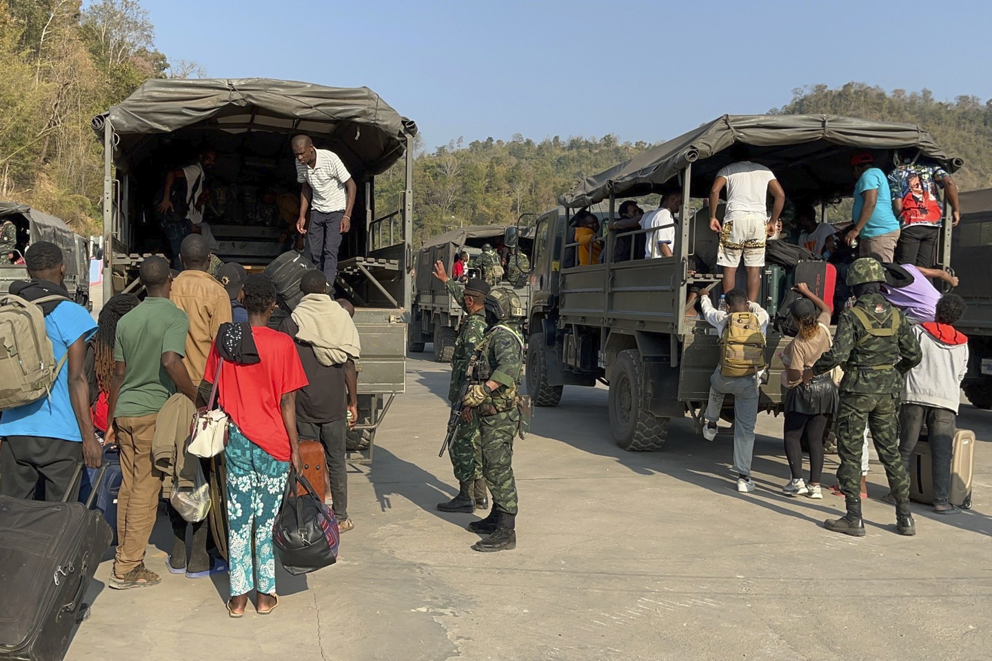 Myanmar bàn giao cho Trung Quốc hơn 100 thành viên của mạng lưới lừa đảo - Ảnh 2.