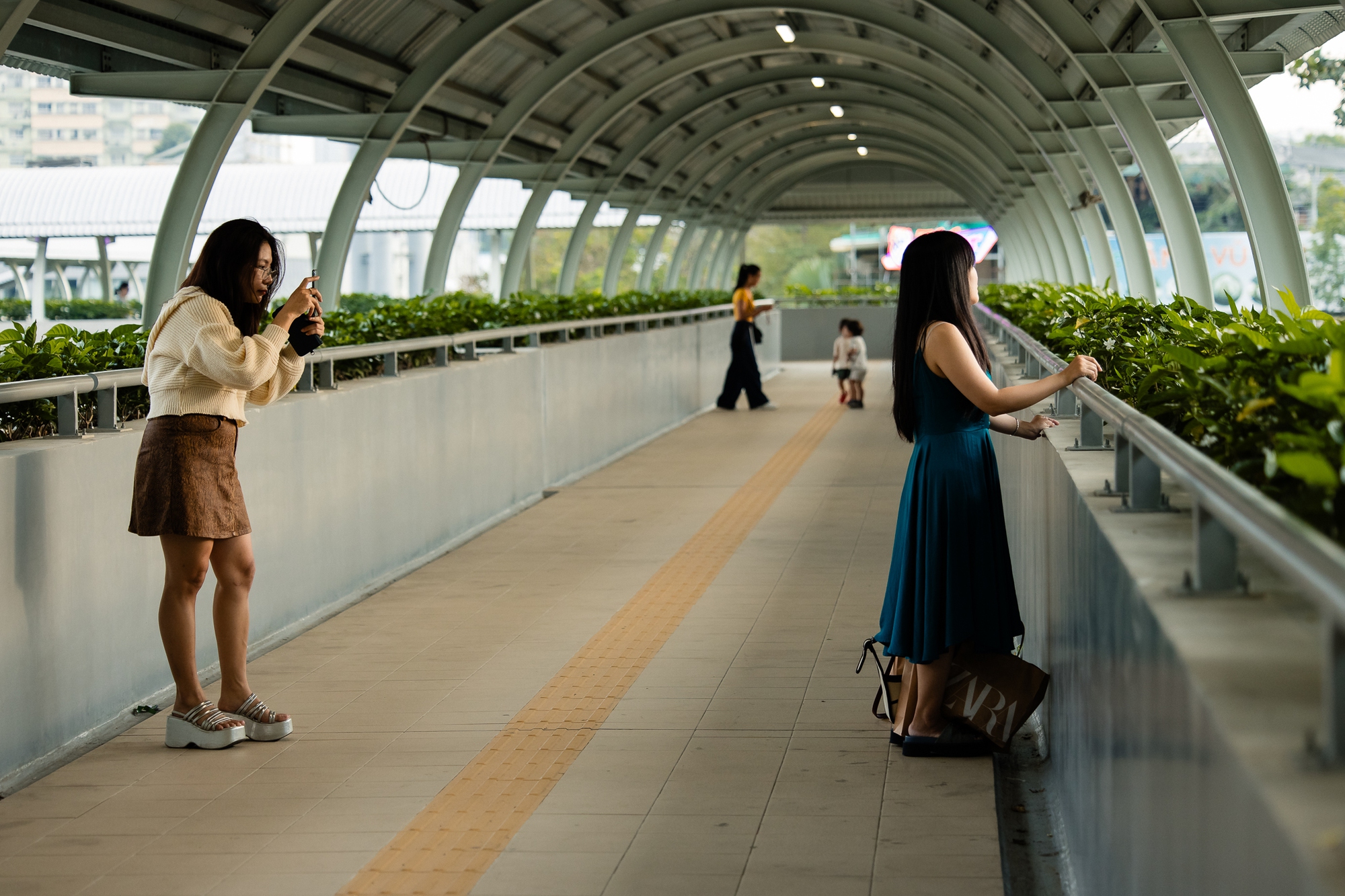 Tình trạng mặc đồ nội y chụp ảnh ở metro số 1: Người chụp không ngại, chúng tôi thì có!- Ảnh 4.