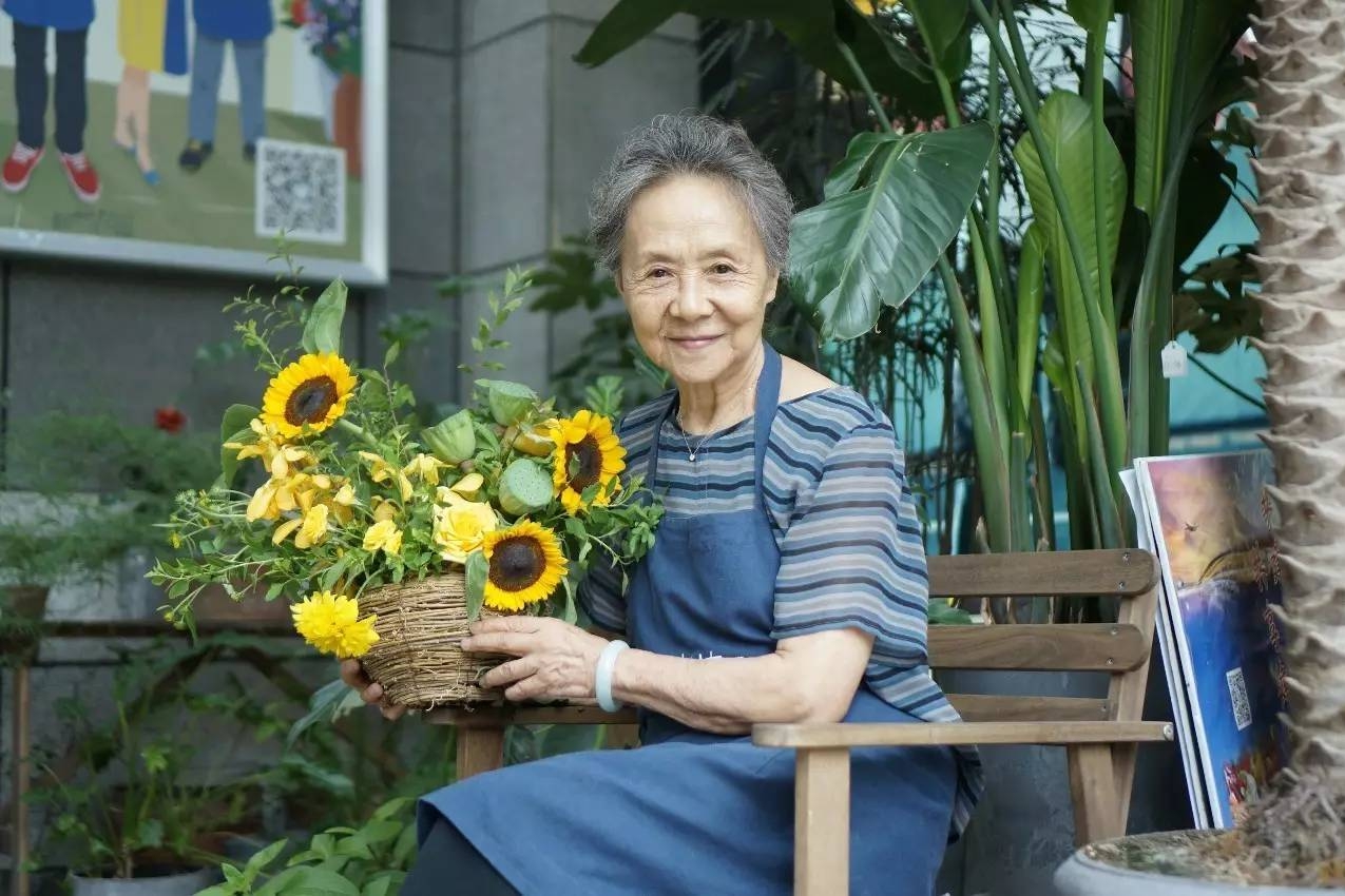 Nữ diễn viên 87 tuổi được Lưu Đức Hoa xin số điện thoại đã định nghĩa lại tuổi trẻ - Ảnh 4. Nữ diễn viên 87 tuổi được Lưu Đức Hoa xin số điện thoại đã định nghĩa lại tuổi trẻ - Ảnh 4.