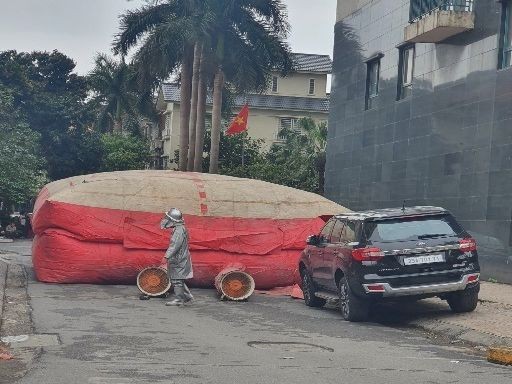 Hà Nội: Giải cứu một phụ nữ mắc bệnh trầm cảm có ý định tự tử từ ban công tầng 18 chung cư - Ảnh 2.