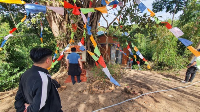 Vụ lừa đảo &quot;tu tập đắc đạo thành tiên&quot;: Hàng loạt &quot;pháp khí&quot; bí ẩn được chôn dưới lòng đất, lật tẩy toàn bộ mục đích đen tối phía sau - Ảnh 2.