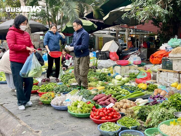 Rau, thịt đua nhau đắt theo tuần, hàng ăn cũng rục rịch đẩy giá - Ảnh 4.