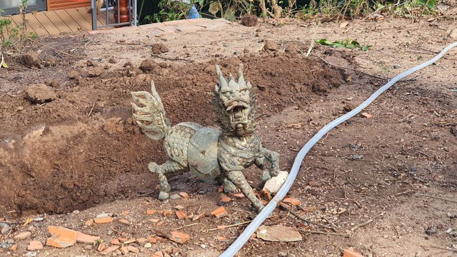 Vụ lừa đảo &quot;tu tập đắc đạo thành tiên&quot;: Hàng loạt &quot;pháp khí&quot; bí ẩn được chôn dưới lòng đất, lật tẩy toàn bộ mục đích đen tối phía sau - Ảnh 4.