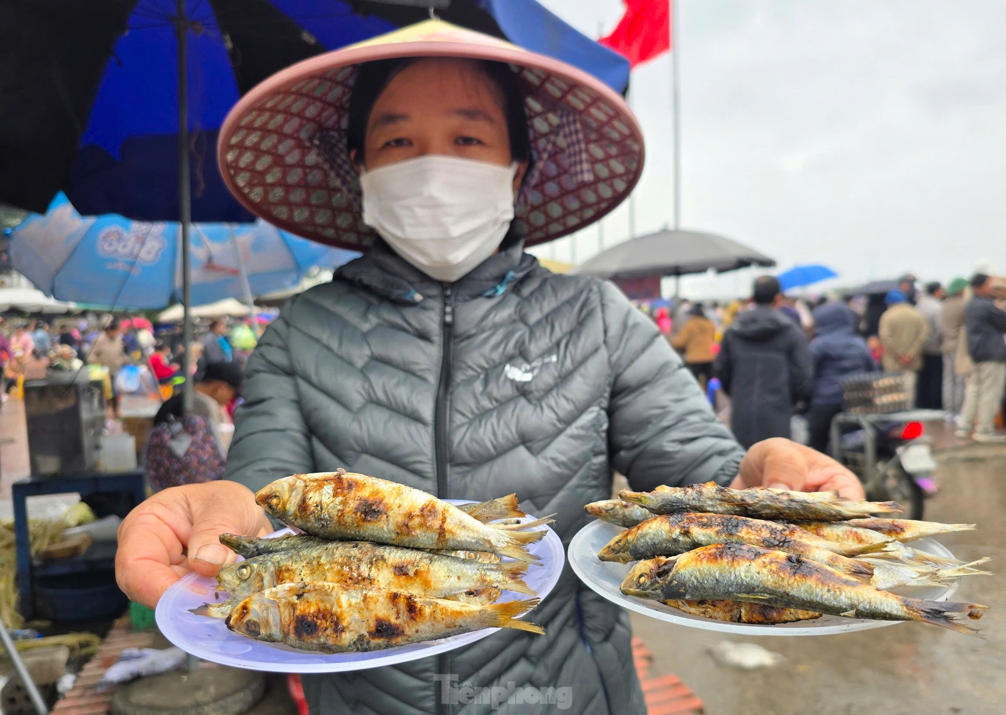 Nướng cá đặc sản không ngơi tay, nhiều người 'hốt bạc' mỗi ngày - Ảnh 13.