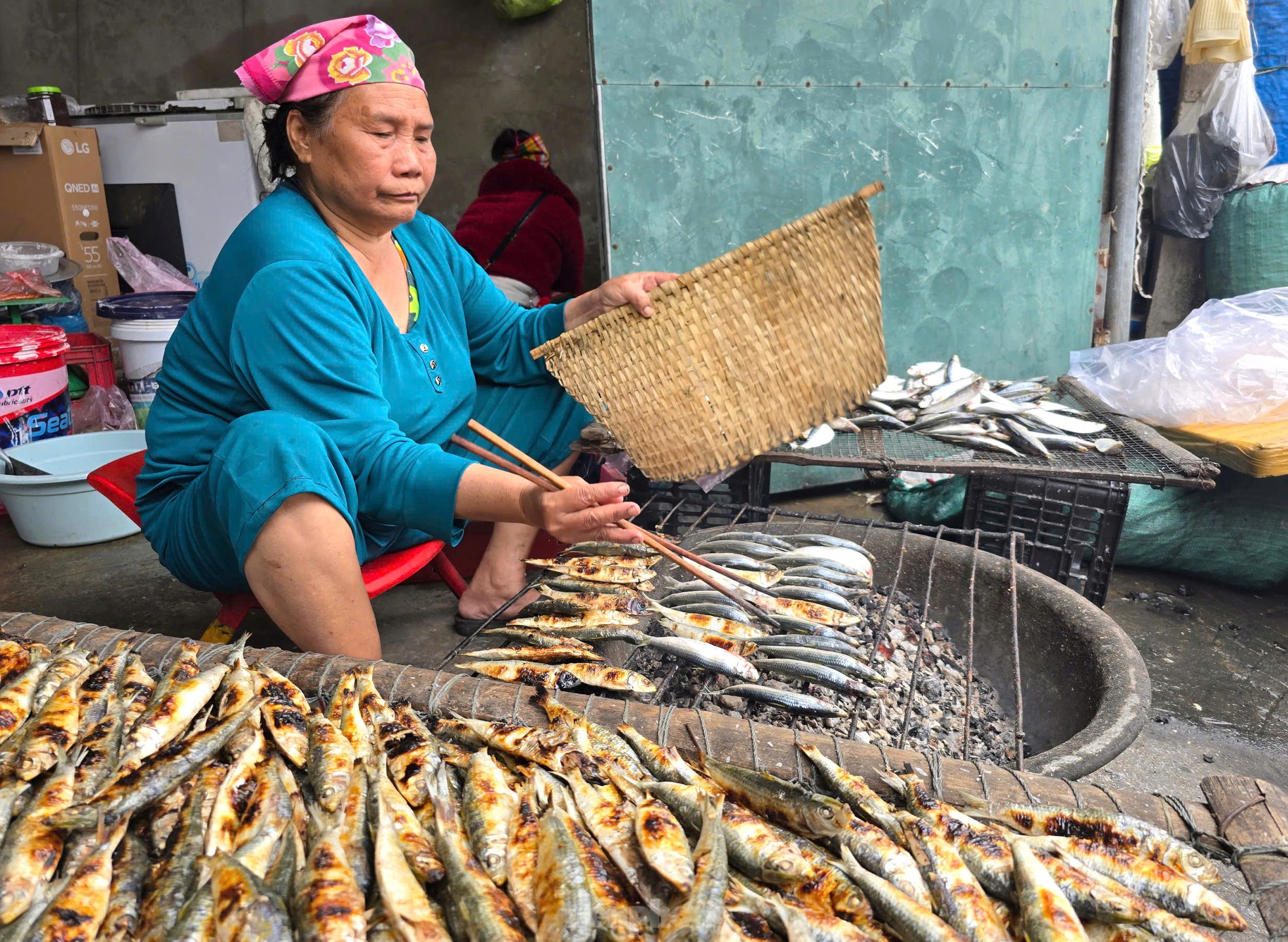 Nướng cá đặc sản không ngơi tay, nhiều người 'hốt bạc' mỗi ngày - Ảnh 3.