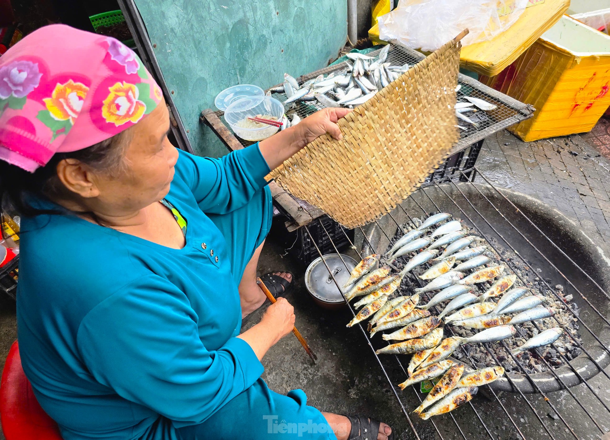 Nướng cá đặc sản không ngơi tay, nhiều người 'hốt bạc' mỗi ngày - Ảnh 5.