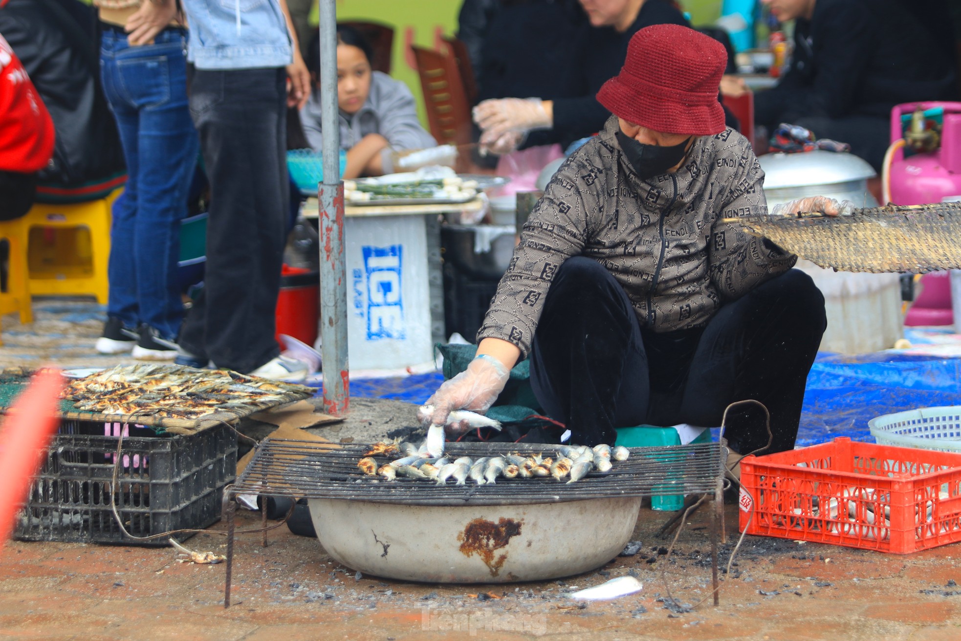 Nướng cá đặc sản không ngơi tay, nhiều người 'hốt bạc' mỗi ngày - Ảnh 11.