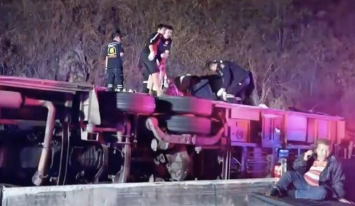 Thảm khốc: Xe kh&aacute;ch cao cấp lật nh&agrave;o khiến hơn 60 người thương vong, nh&acirc;n chứng kể lại cảnh hiện trường &ldquo;như địa ngục&rdquo; - Ảnh 2.