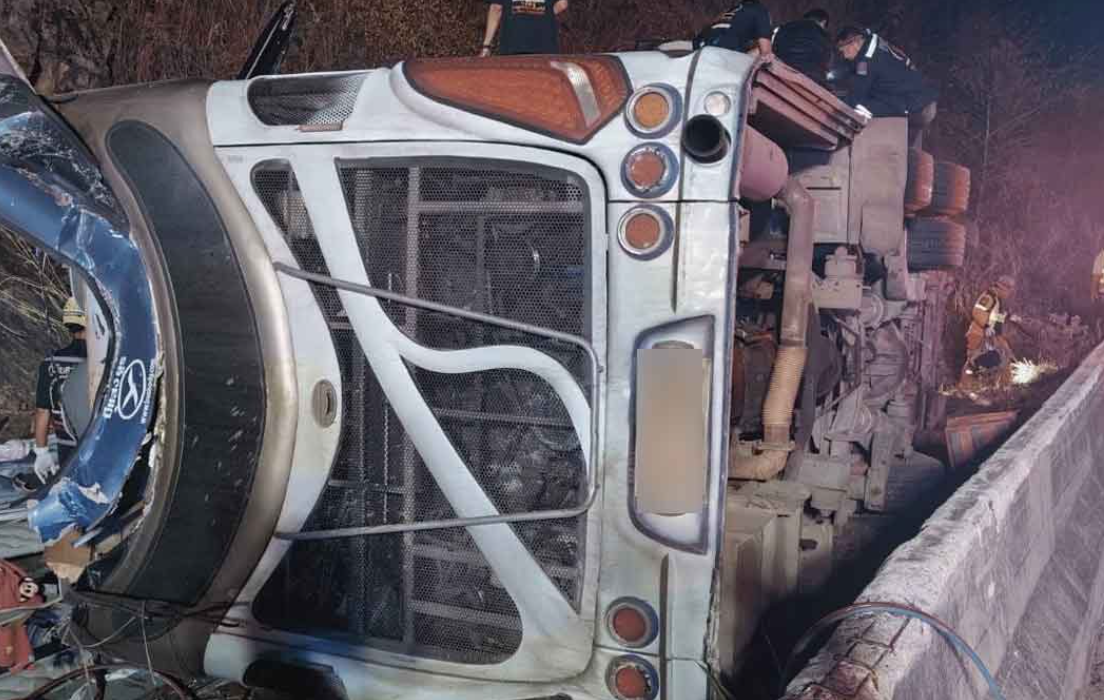 Thảm khốc: Xe kh&aacute;ch cao cấp lật nh&agrave;o khiến hơn 60 người thương vong, nh&acirc;n chứng kể lại cảnh hiện trường &ldquo;như địa ngục&rdquo; - Ảnh 1.