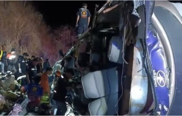 Thảm khốc: Xe kh&aacute;ch cao cấp lật nh&agrave;o khiến hơn 60 người thương vong, nh&acirc;n chứng kể lại cảnh hiện trường &ldquo;như địa ngục&rdquo; - Ảnh 4.