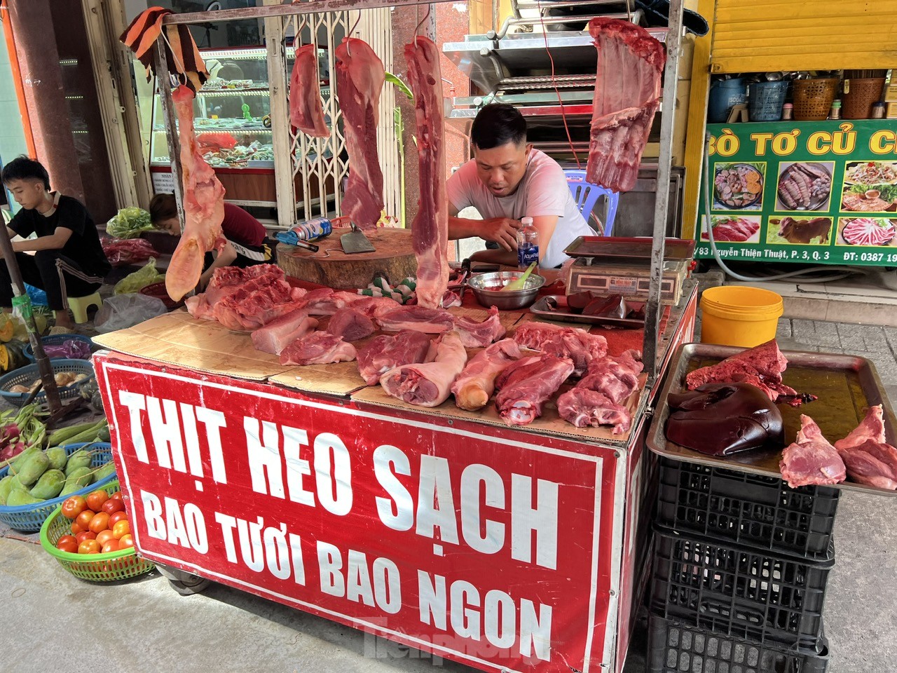 Lý do tiểu thương đồng loạt ‘treo’ cân, đóng sạp thịt lợn - Ảnh 3.