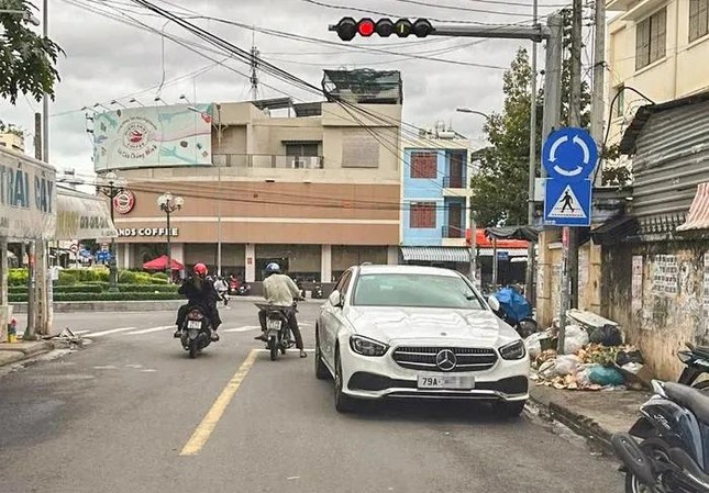 Phạt nữ tài xế lái Mercedes đỗ ngược chiều ở Nha Trang - Ảnh 2.