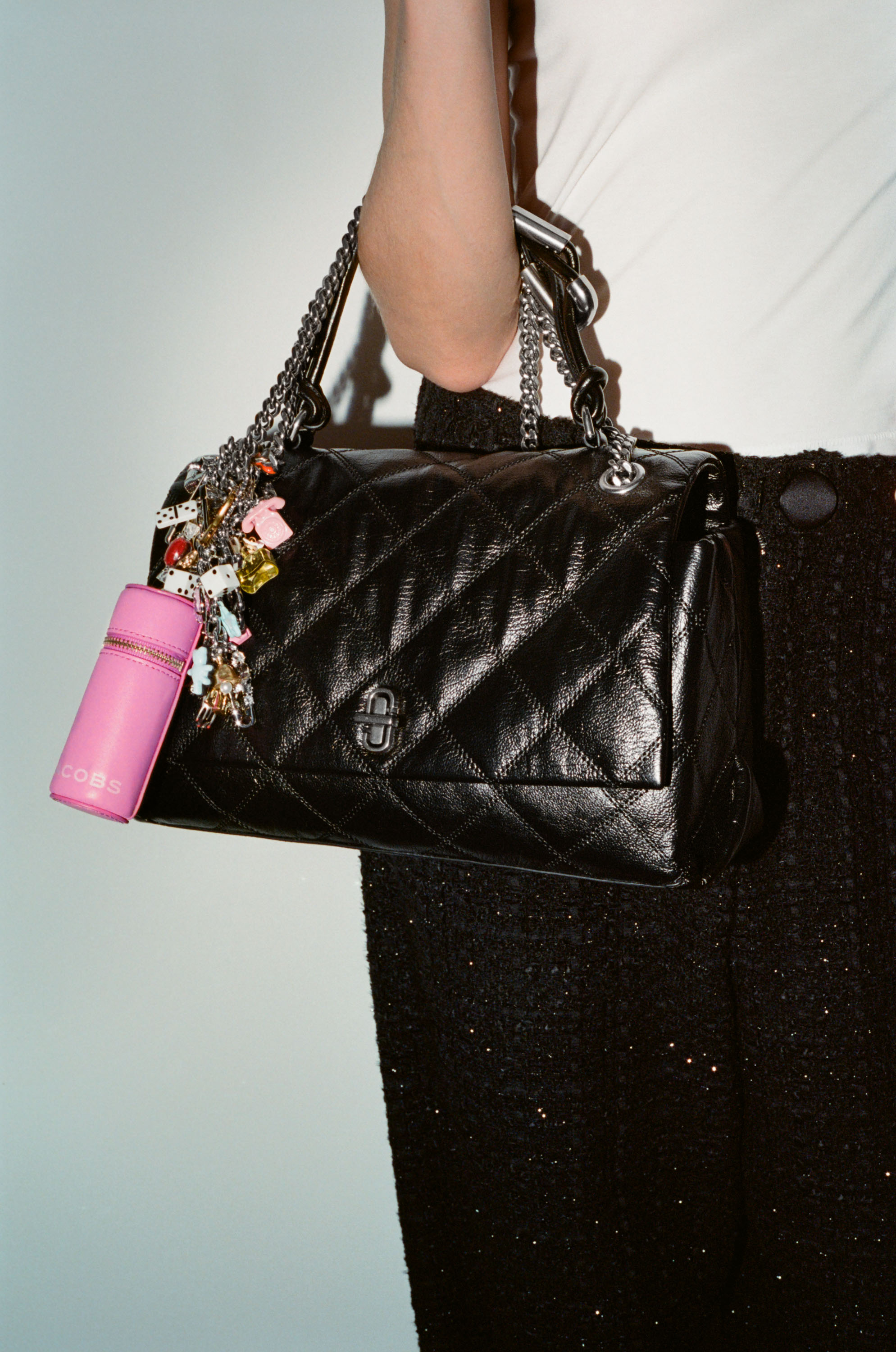 Mẫu túi tối giản nhưng không hề đơn giản của Marc Jacobs- Ảnh 2. Mẫu túi tối giản nhưng không hề đơn giản của Marc Jacobs- Ảnh 2.