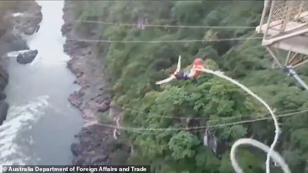 Video sốc: Dây nhảy bungee bị đứt, người phụ nữ rơi thẳng từ độ cao 110m xuống dòng sông đầy cá sấu- Ảnh 1.