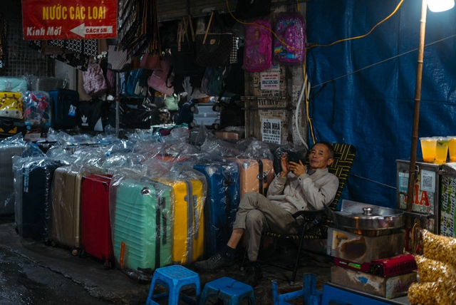 Sự lụi tàn nơi &quot;thiên đường&quot; mua sắm một thời của sinh viên Hà Nội - Ảnh 3.