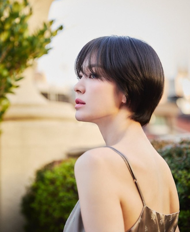 Song Hye Kyo lên đồ an toàn nhưng hơi nhạt nhoà, Mina hoá tiểu thư tại show diễn Fendi- Ảnh 8.