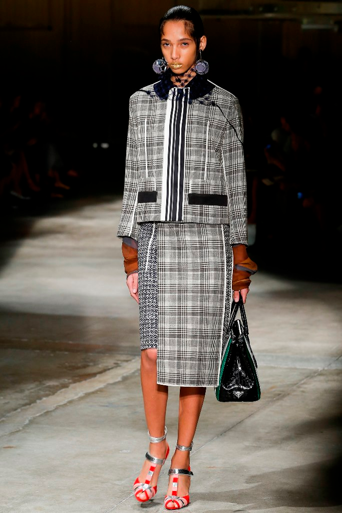 prada-spring-2016-yasmin-wijnaldum-1740651173536626952983-1740718245462-17407182459221312853768.png