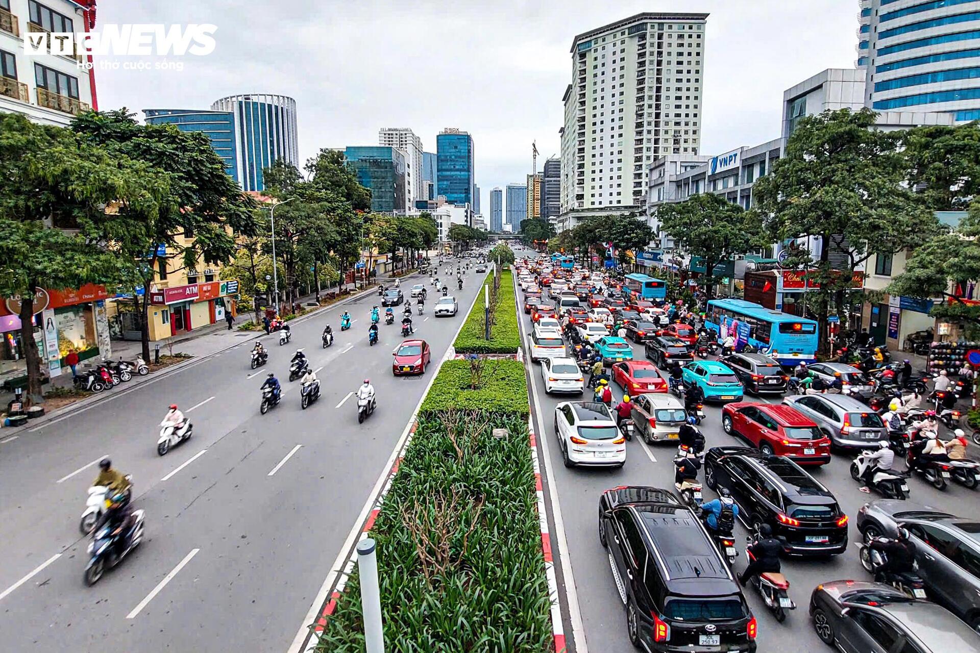 Nhiều tuyến đường vào trung tâm Hà Nội ùn tắc ngày đầu đi làm sau Tết - Ảnh 4.