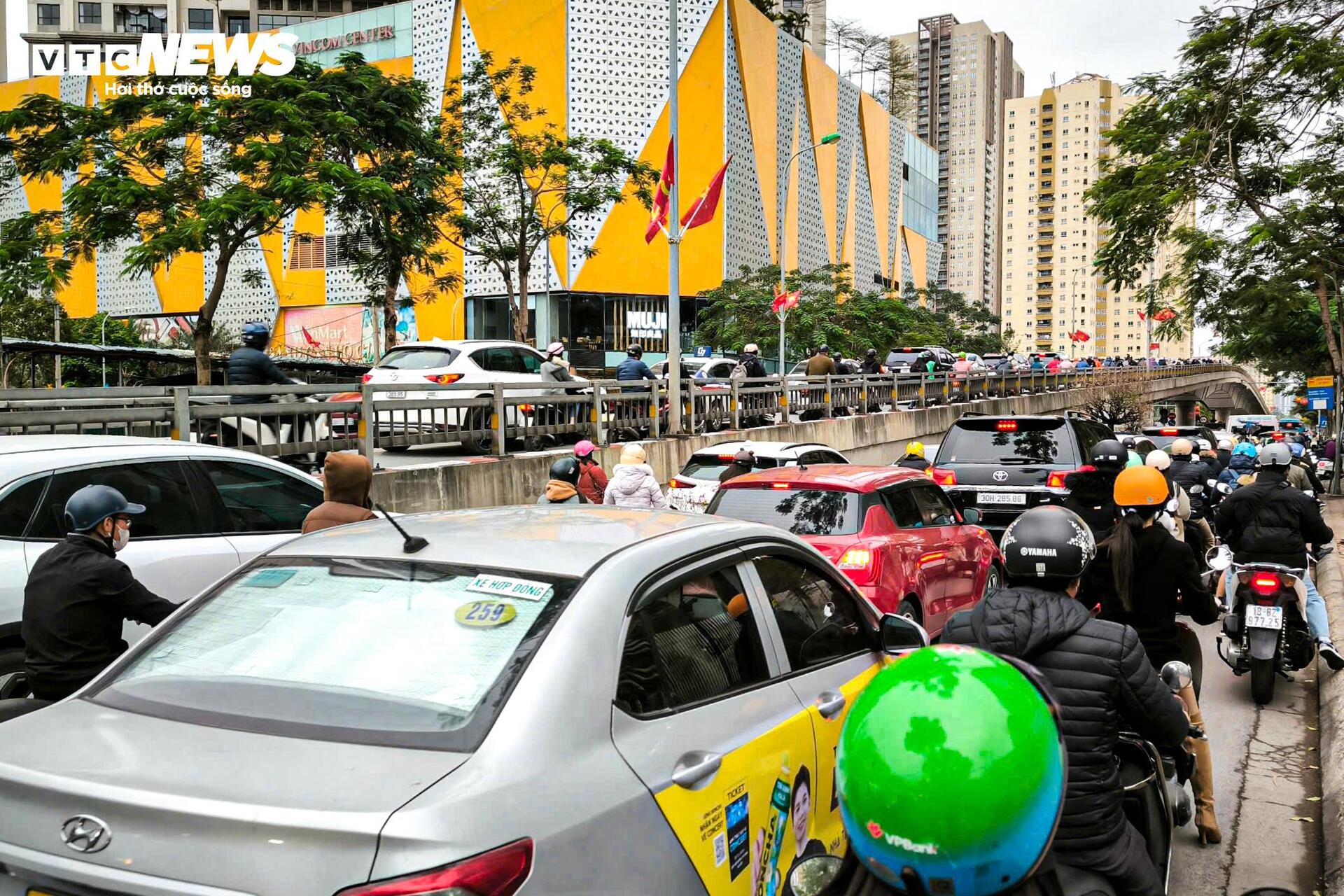 Nhiều tuyến đường vào trung tâm Hà Nội ùn tắc ngày đầu đi làm sau Tết - Ảnh 11.