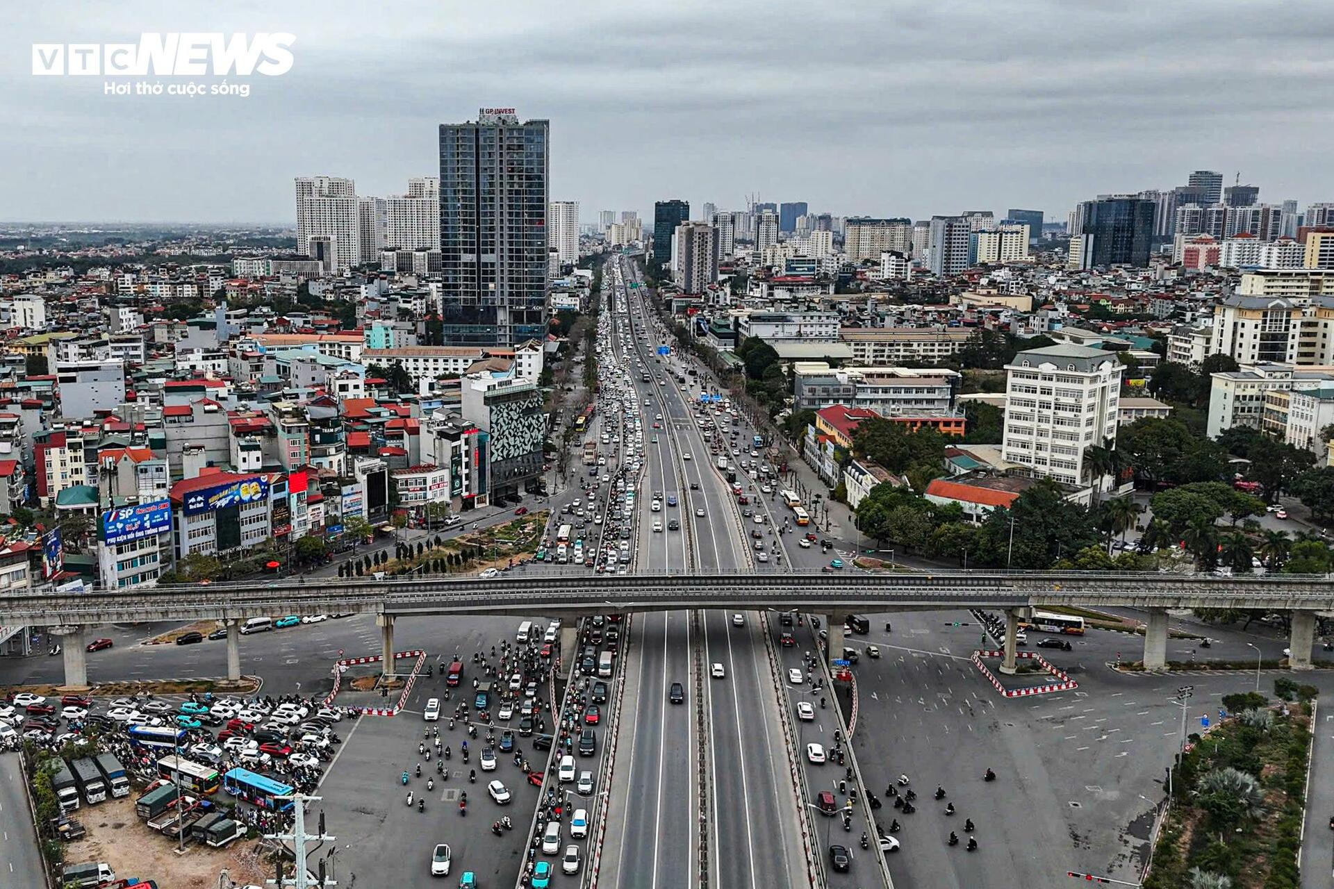 Nhiều tuyến đường vào trung tâm Hà Nội ùn tắc ngày đầu đi làm sau Tết - Ảnh 1.