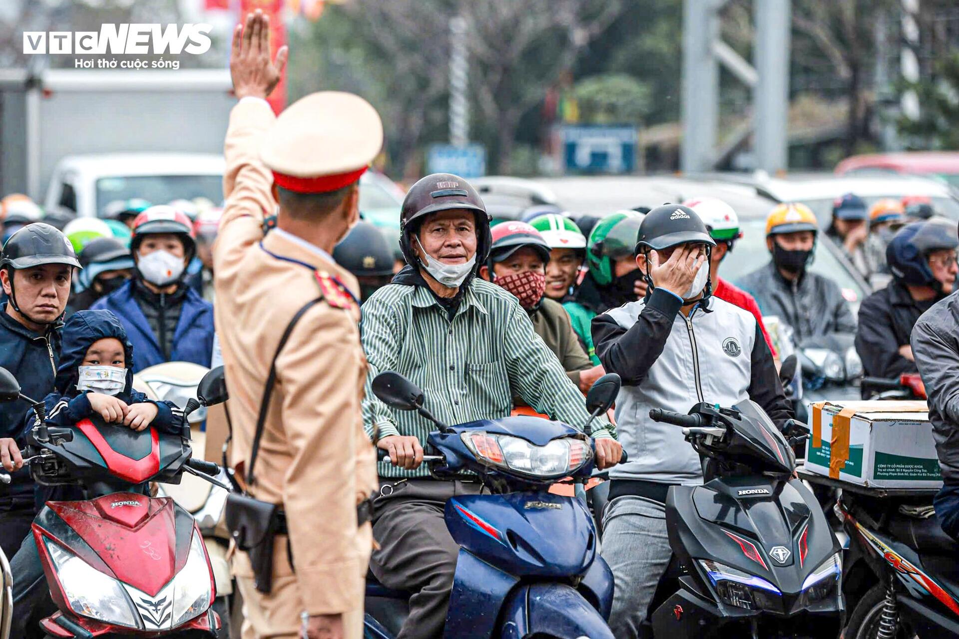 Nhiều tuyến đường vào trung tâm Hà Nội ùn tắc ngày đầu đi làm sau Tết - Ảnh 7.