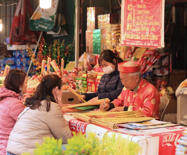 Hà Nội: Người dân &quot;chen chân&quot; đến Phủ Tây Hồ trong ngày làm việc đầu tiên của năm mới - Ảnh 6.