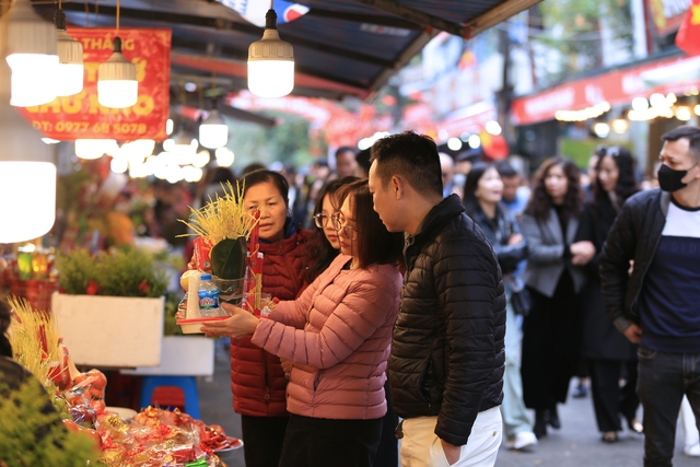 Hà Nội: Người dân &quot;chen chân&quot; đến Phủ Tây Hồ trong ngày làm việc đầu tiên của năm mới - Ảnh 3.