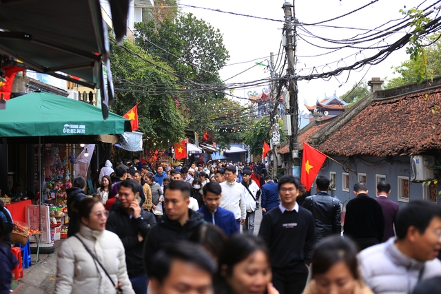 Hà Nội: Người dân &quot;chen chân&quot; đến Phủ Tây Hồ trong ngày làm việc đầu tiên của năm mới - Ảnh 7.